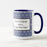 Wintermuster Blau und Weiße Schneeflocken Tasse<br><div class="desc">Schaffen Sie ein schönes Weihnachtsgeschenk für alle,  die Sie Liebe. Personalisieren Sie die Nachricht. Gute Geschenkidee für Lehrer.</div>