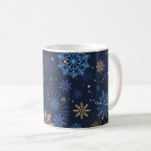 Winternacht: Blaues Schneeflockenmuster. Kaffeetasse (VorderseiteRechts)