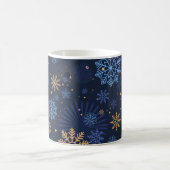 Winternacht: Blaues Schneeflockenmuster. Kaffeetasse (Mittel)