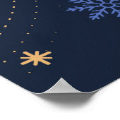 Winternacht: Blaues Schneeflockenmuster. Poster (Ecke)