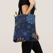 Winternacht: Blaues Schneeflockenmuster. Tasche (Von Nahem)