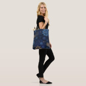Winternacht: Blaues Schneeflockenmuster. Tasche (Am Model)