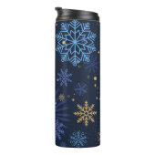 Winternacht: Blaues Schneeflockenmuster. Thermosbecher (Nach rechts gedreht)