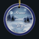 Winternacht Keramik Ornament<br><div class="desc">Rundschmuck mit beidseitigem Bild einer wunderschönen Winternacht mit leuchtendem Vollmond und Sternenhimmel auf marineblau. Silbergrenze. Individuelle Urlaubsstimmung. Siehe dazu passende Zinnschneeflockenschmuck. Die gesamte Hanukkah-Ornament-Kollektion finden Sie unter der Rubrik ZUHAUSE im Bereich HOLIDAYS.</div>