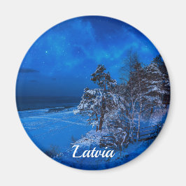 Winternacht mit schneebedeckten Kiefern in Lettlan Magnet
