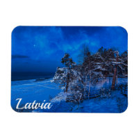 Winternacht mit schneebedeckten Kiefern in Lettlan