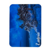 Winternacht mit schneebedeckten Kiefern in Lettlan Magnet (Vertikal)