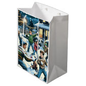 Winternacht Snowball Kämpfen Weihnachten Mittlere Geschenktüte (Vorderseite Schrägansicht)