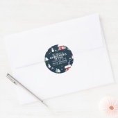 Winternachtsdörfliche Szene mit Weihnachtsgeist Runder Aufkleber (Umschlag)