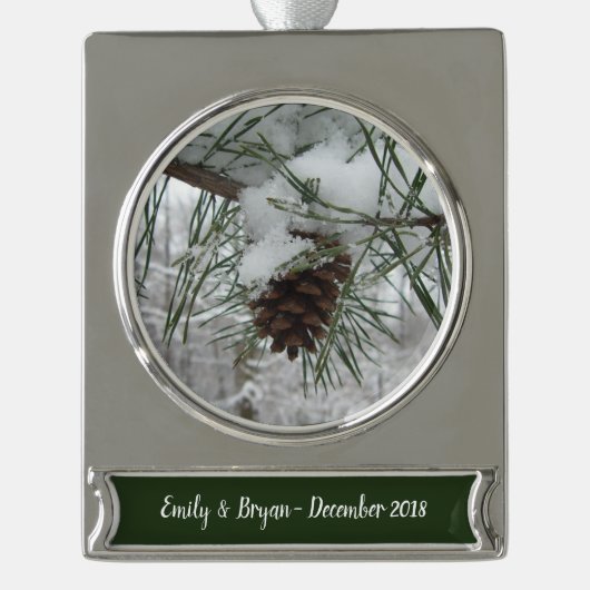 Winternaturfotografie von Snowy Pine Branch Banner-Ornament Silber (Vorderseite)
