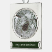 Winternaturfotografie von Snowy Pine Branch Banner-Ornament Silber (Links)