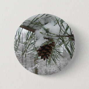 Winternaturfotografie von Snowy Pine Branch Button