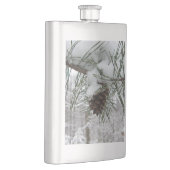 Winternaturfotografie von Snowy Pine Branch Flachmann (Rechts)