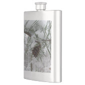 Winternaturfotografie von Snowy Pine Branch Flachmann (Links)