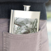 Winternaturfotografie von Snowy Pine Branch Flachmann (Beispiel)