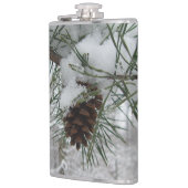 Winternaturfotografie von Snowy Pine Branch Flachmann (Links)