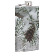 Winternaturfotografie von Snowy Pine Branch Flachmann (Rechts)