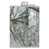 Winternaturfotografie von Snowy Pine Branch Flachmann (Rückseite)