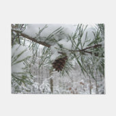 Winternaturfotografie von Snowy Pine Branch Fußmatte (Vorderseite)