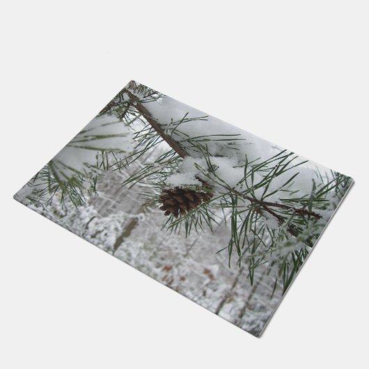 Winternaturfotografie von Snowy Pine Branch Fußmatte (Schrägansicht)