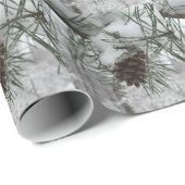 Winternaturfotografie von Snowy Pine Branch Geschenkpapier (Rolleneckpunkt)