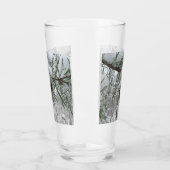 Winternaturfotografie von Snowy Pine Branch Glas (Links)