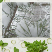 Winternaturfotografie von Snowy Pine Branch Handtuch (Gefaltet)