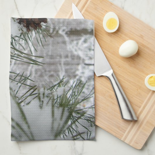 Winternaturfotografie von Snowy Pine Branch Handtuch (Viertel Falte)