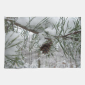 Winternaturfotografie von Snowy Pine Branch Handtuch (Horizontal)