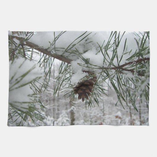 Winternaturfotografie von Snowy Pine Branch Handtuch (Horizontal)