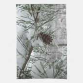Winternaturfotografie von Snowy Pine Branch Handtuch (Vertikal)