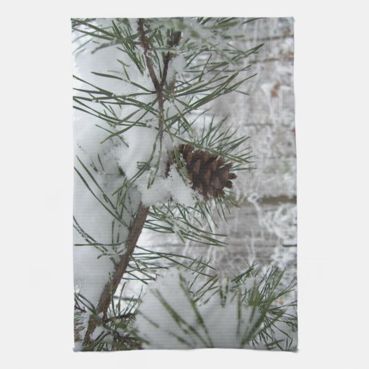Winternaturfotografie von Snowy Pine Branch Handtuch (Vertikal)