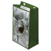 Winternaturfotografie von Snowy Pine Branch Kleine Geschenktüte (Vorderseite Schrägansicht)