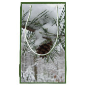 Winternaturfotografie von Snowy Pine Branch Kleine Geschenktüte (Vorderseite)