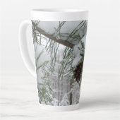 Winternaturfotografie von Snowy Pine Branch Milchtasse (Linke Ecke)