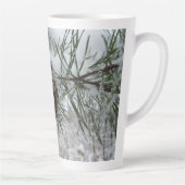 Winternaturfotografie von Snowy Pine Branch Milchtasse (Rechts)