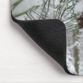 Winternaturfotografie von Snowy Pine Branch Mousepad (Ecke)