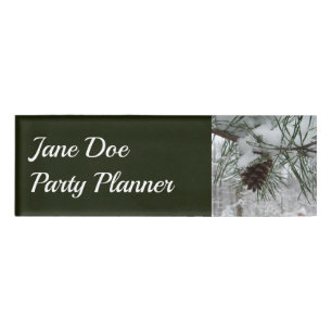 Winternaturfotografie von Snowy Pine Branch Namenschild