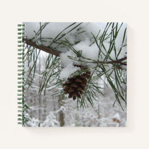 Winternaturfotografie von Snowy Pine Branch Notizblock