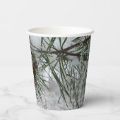 Winternaturfotografie von Snowy Pine Branch Pappbecher (Rückseite)