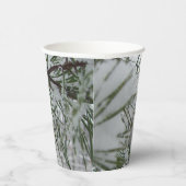 Winternaturfotografie von Snowy Pine Branch Pappbecher (Rechts)