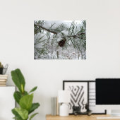 Winternaturfotografie von Snowy Pine Branch Poster (Heimbüro)