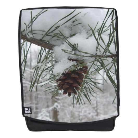 Winternaturfotografie von Snowy Pine Branch Rucksack (Vorderseite)