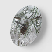 Winternaturfotografie von Snowy Pine Branch Runde Wanduhr (Winkel)