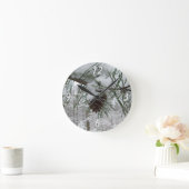 Winternaturfotografie von Snowy Pine Branch Runde Wanduhr (Zuhause)