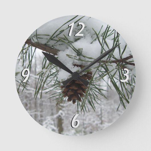 Winternaturfotografie von Snowy Pine Branch Runde Wanduhr (Vorderseite)