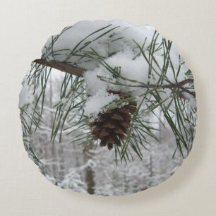 Winternaturfotografie von Snowy Pine Branch Rundes Kissen