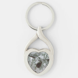 Winternaturfotografie von Snowy Pine Branch Schlüsselanhänger