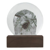 Winternaturfotografie von Snowy Pine Branch Schneekugel (Rückseite)