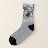 Winternaturfotografie von Snowy Pine Branch Socken (Links - Außen)